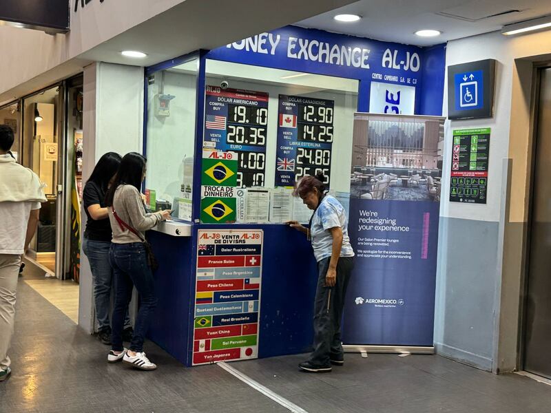 Peso mexicano se fortalece frente al dólar pese a aranceles de Trump: 19.10 en aeropuertos