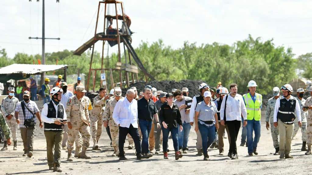 AMLO supervisa labores para rescatar a mineros