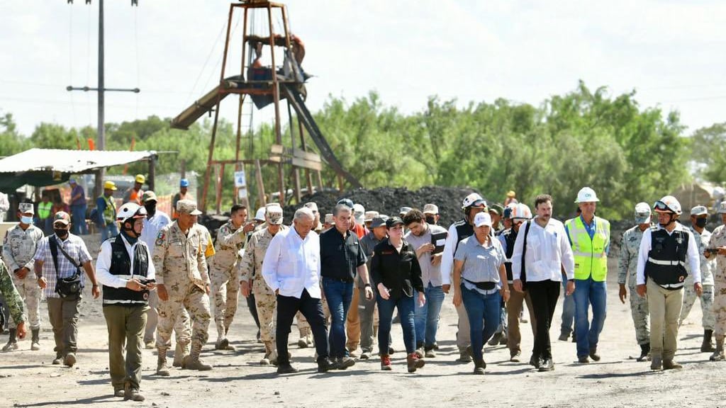 AMLO supervisa labores para rescatar a mineros
