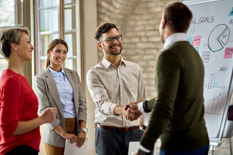 Miles de personas lanzan negocios propios cada año. Sin embargo, ciertos errores comunes impiden que sus emprendimientos prosperen. ¡Conócelos y evítalos! Foto: Freepik.