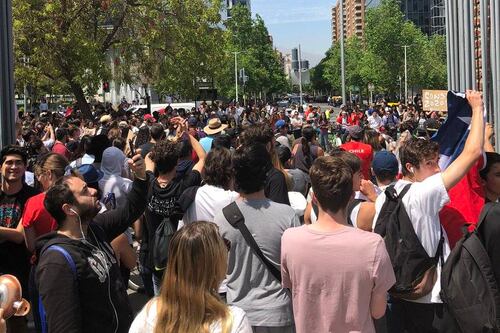 Aunque usted no lo crea: masiva protesta en el Parque Araucano ante amplio resguardo policial