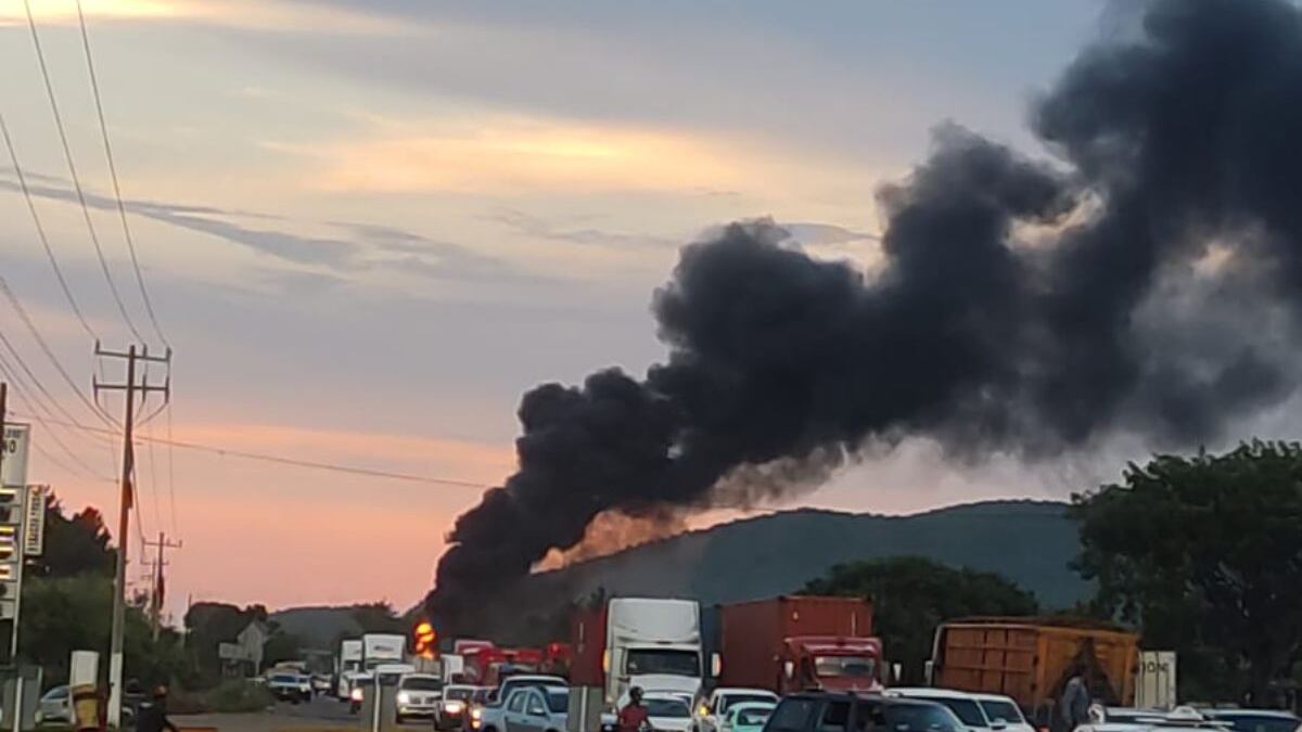 Bloqueos en la carretera Tecomán, Colima.