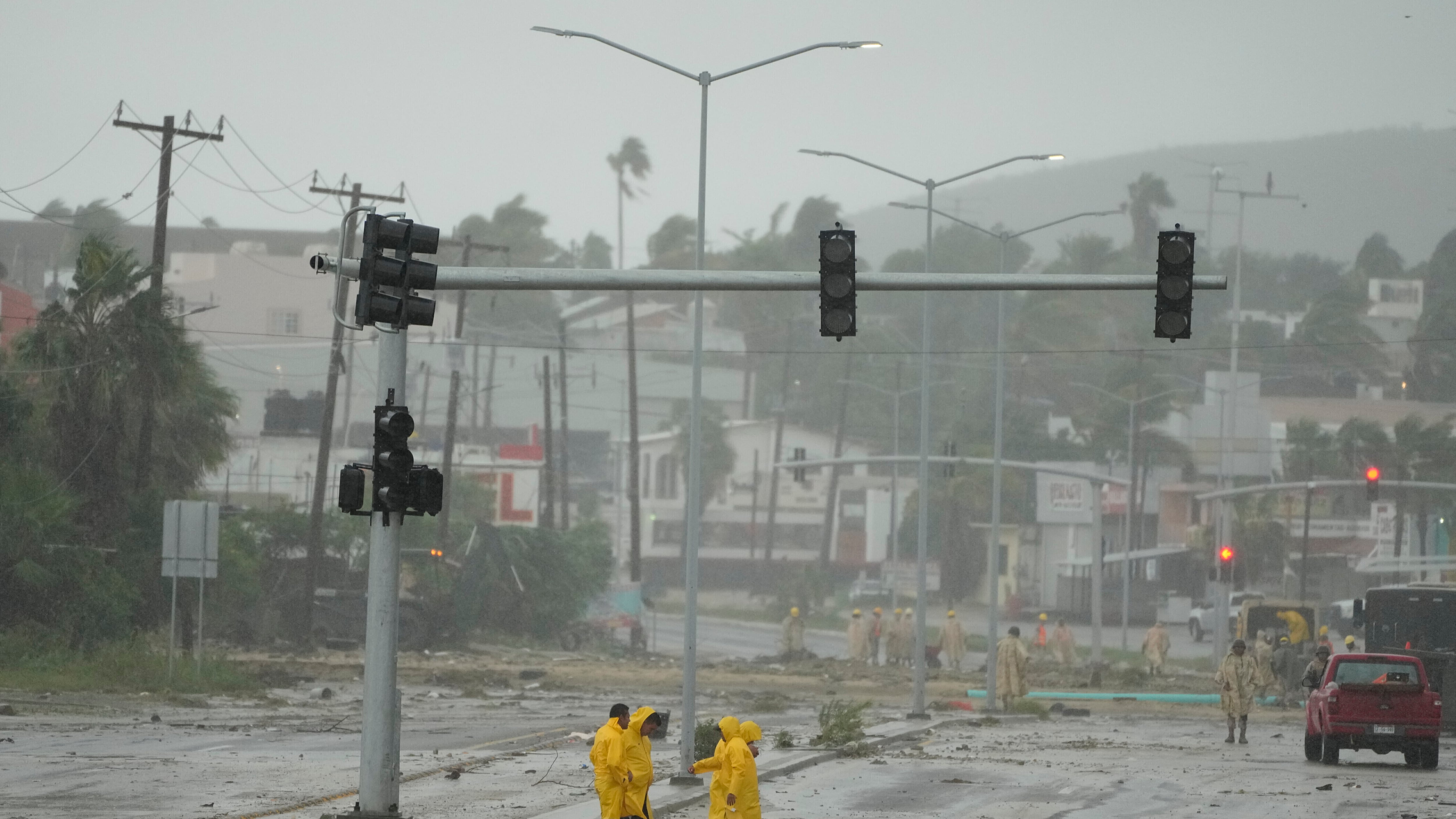Soldados de México y un equipo de rescate remueven lodo de una avenida inundada por las lluvias causadas por el huracán Norma en San José del Cabo, México, el sábado 21 de octubre del 2023. (AP Foto/Fernando Llano)