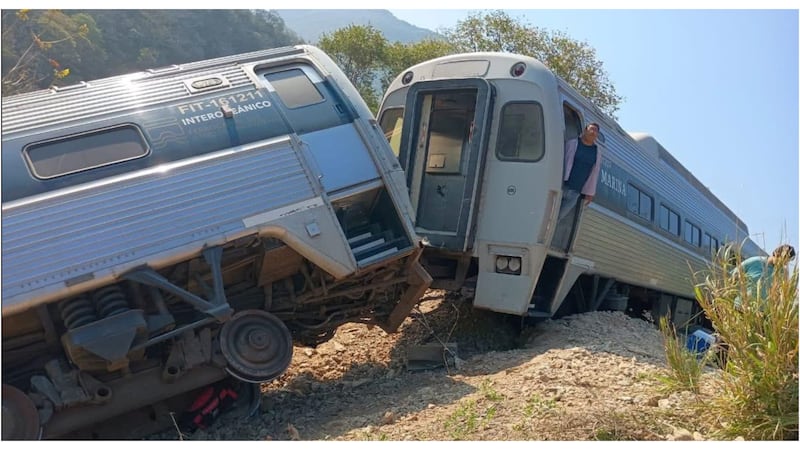 Descarrilamiento del tren del Istmo en Oaxaca deja 13 muertos y casi 100 heridos
