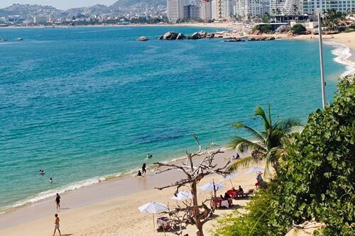 Aumentan visitantes en Acapulco pese a playas contaminadas