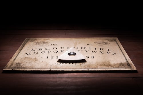VIDEO: Usan ouija en el escenario y un ‘fantasma’ aparece en plena obra teatral