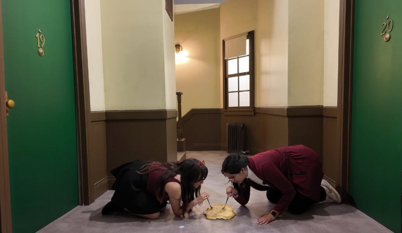 Recrea la escena de Rachel y Chandler con el pastel.