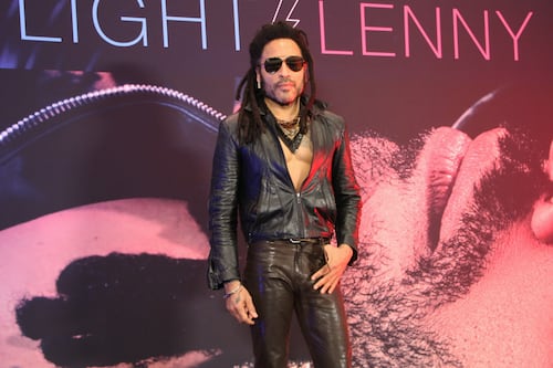 Se viraliza curioso entrenamiento de Lenny Kravitz en un gimnasio