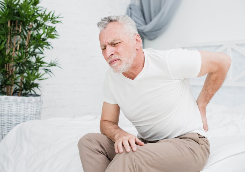 La osteoporosis es una enfermedad que hace que los huesos se debiliten y se vuelvan frágiles, en tal medida que una caída o hasta una leve tensión, como agacharse o toser, pueden causar una fractura. Foto: Freepik.