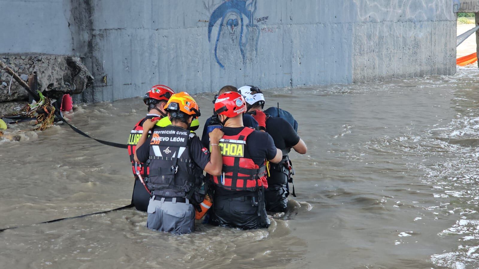Por el aumento en los niveles de la corriente dos personas fueron rescatadas Río Santa Catarina.