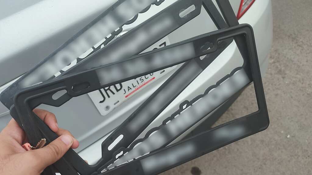 En la mayoría de los casos los portaplacas son colocados con fines publicitarios por las agencias automotrices y no tienen ningún valor real para el vehículo.