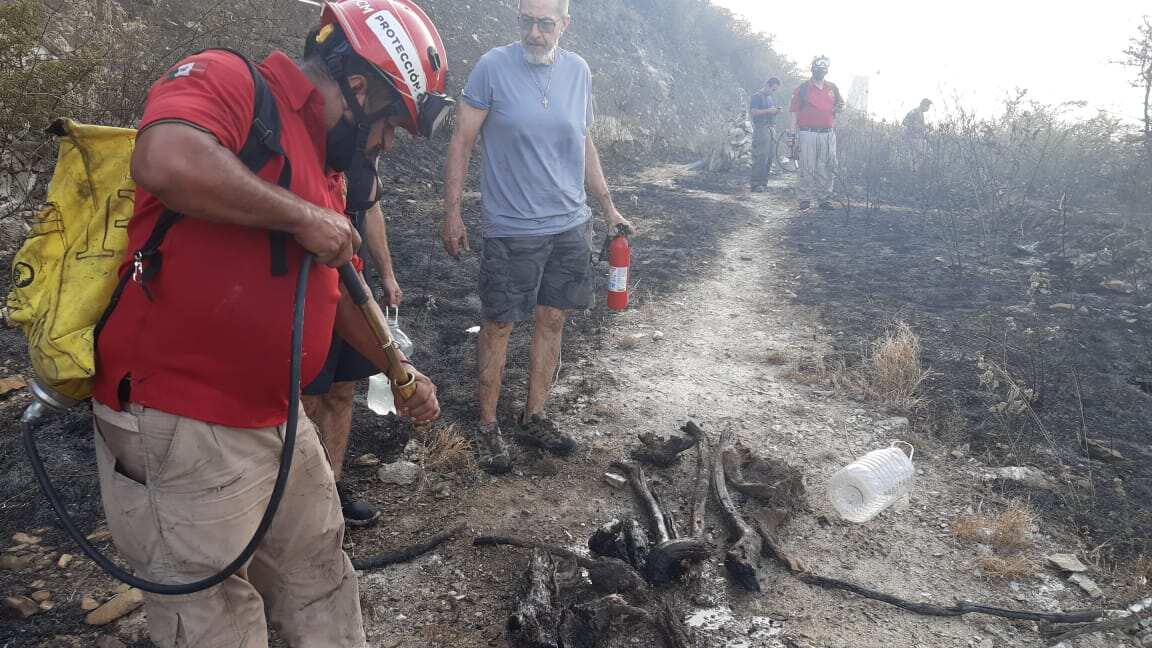 Protección Civil Nuevo León logró contener el incendio en el Cerro Vista Hermosa.