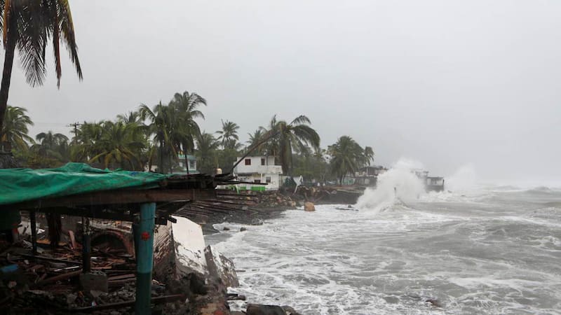 Aspectos de las diferentes afectaciones que ha dejado a su paso el huracán categoría 4 Simon en la playa El Paraíso del municipio colimense