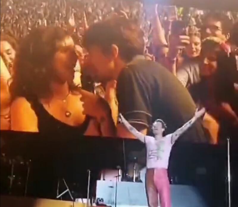 El cantante hizo parada en Lisboa con su Love Tour, donde fungió como cupido para una pareja.