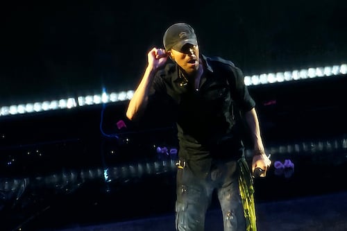 Enrique Iglesias se arrodilla frente a Checo Pérez durante concierto en Guadalajara