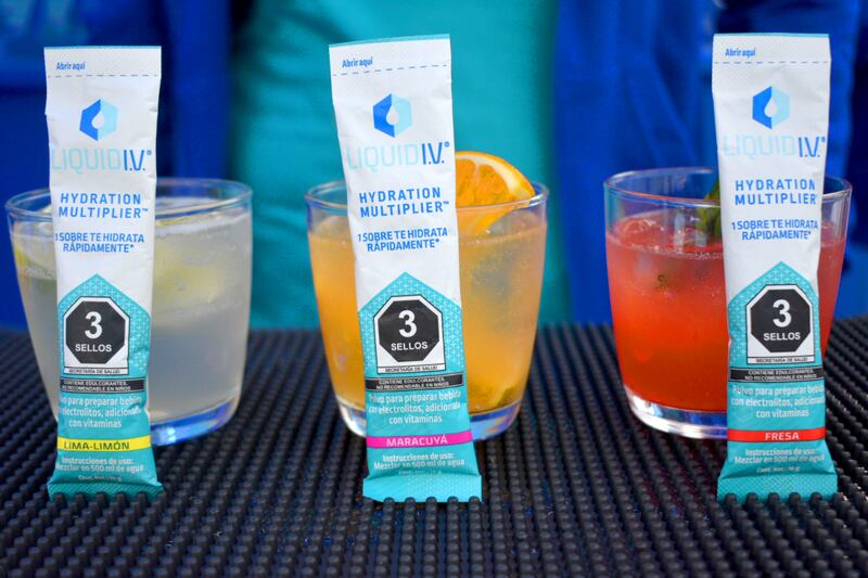 Vasos con agua y diferentes sobres de Liquid I.V.