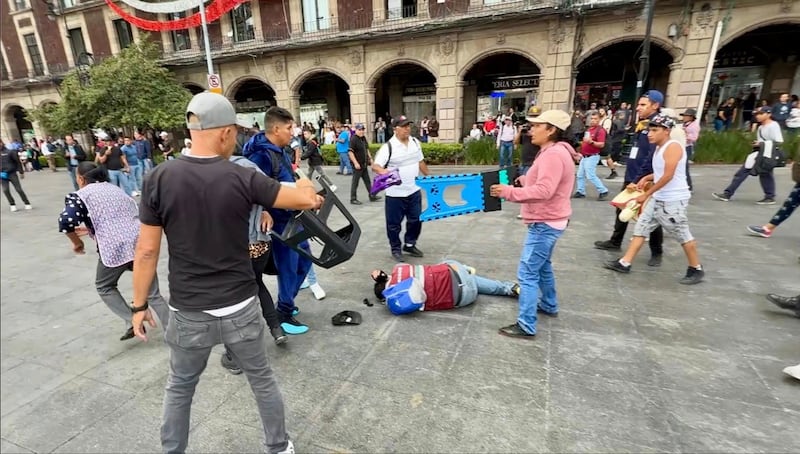 Comerciantes golpean a trabajadores GCDMX