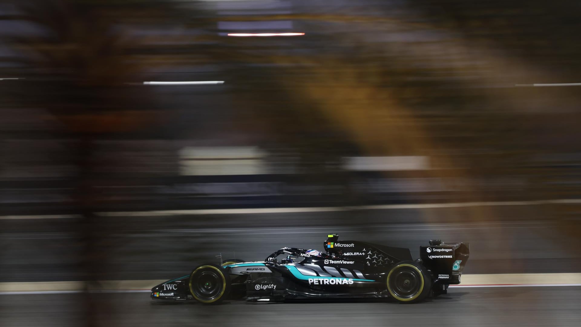 Kimi Antonelli (en la imagen) y George Russell, compañeros de equipo en Mercedes, fueron los más rápidos del tercer y último día de los test de pretemporada en Baréin antes del inicio del Mundial de Fórmula 1. EFE/EPA/ALI HAIDER