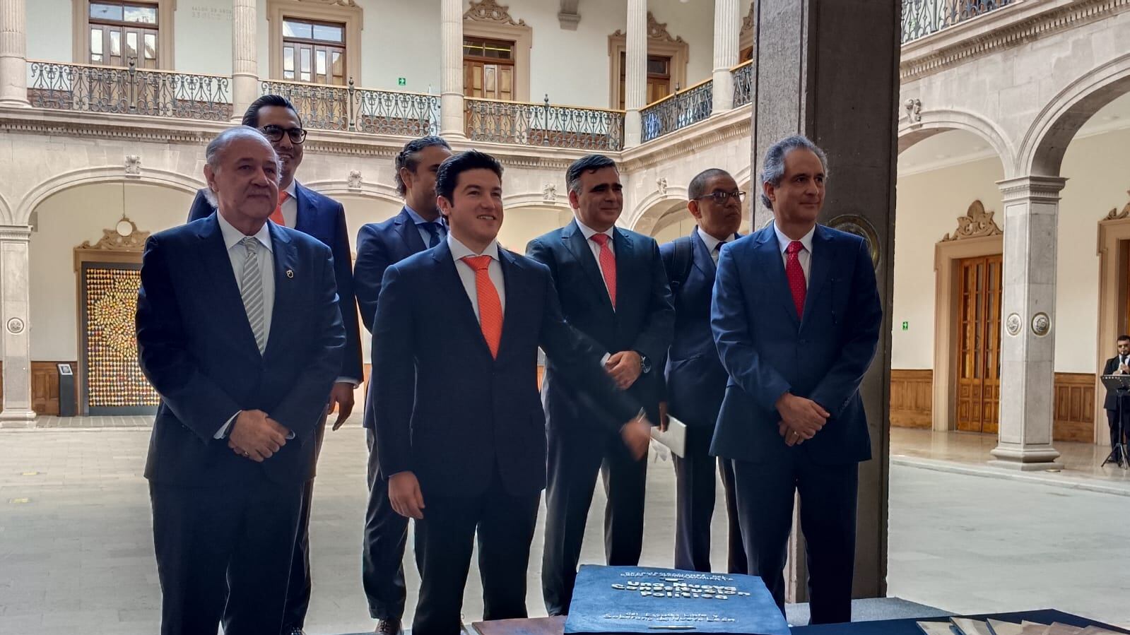 Un pastel con forma de la Constitución fue partido en el patio del Palacio de Gobierno.