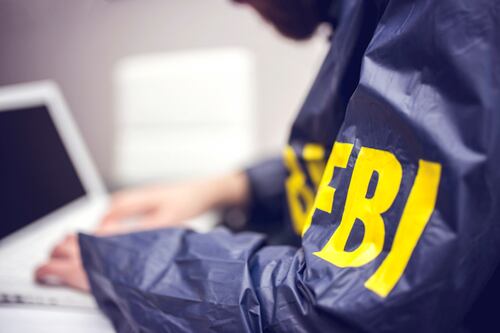 Falsos agentes del FBI intimidan y piden dinero; autoridades buscan a los responsables