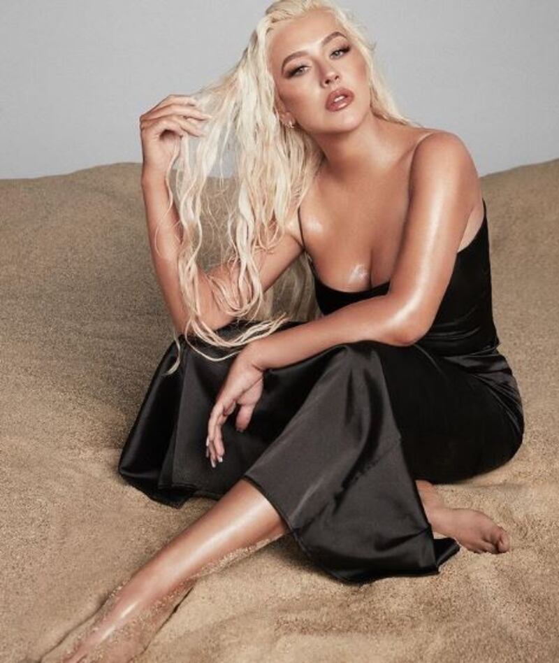 Christina Aguilera en Instagram deslumbrando con un vestido negro