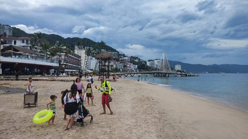 A la gente se le advierte de los riesgos de ingresar al mar en este momento.