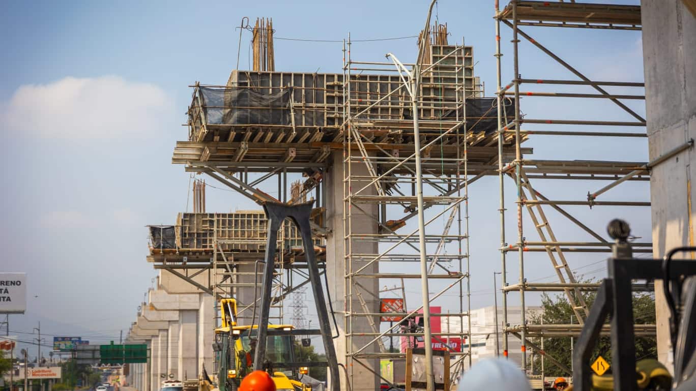 Entre los trabajos que se llevan a cabo se encuentran la cimentación profunda, habilitados de acero, montajes, subestructura de columnas y capiteles.