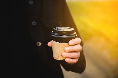 Adiós a los vasos desechables en cafeterías: van por uso de trastes reutilizables en comercios de CDMX