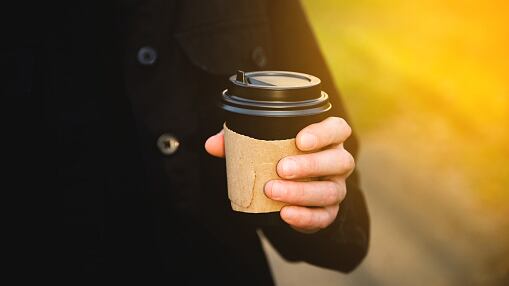 Demandó a famosa cadena de café después de que una bebida hirviendo le causara graves quemaduras en sus partes íntimas