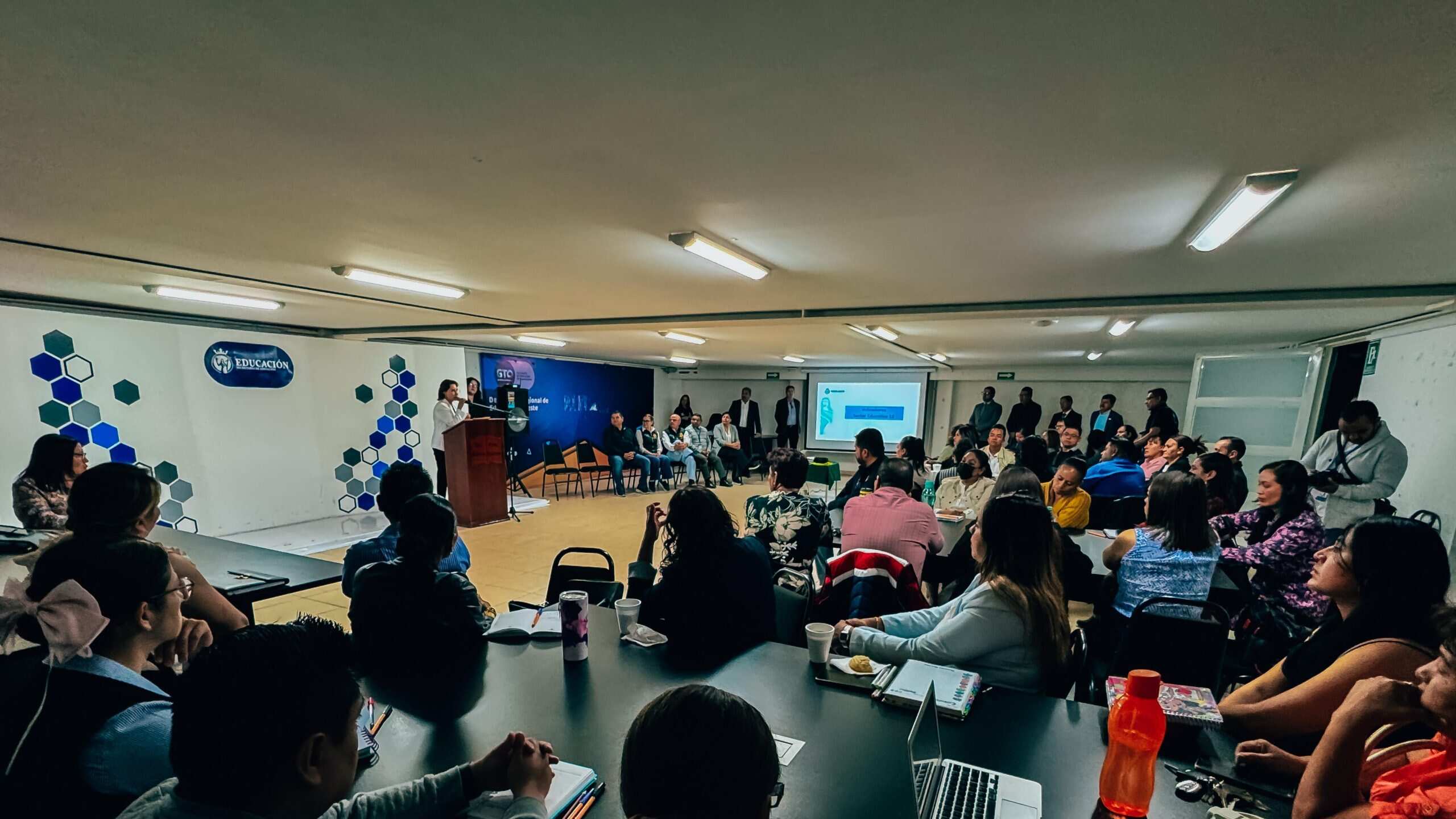 Docentes del Sector 18 participaron en una jornada formativa sobre el modelo STEAM, enfocada en renovar la enseñanza con ciencia, arte y tecnología.