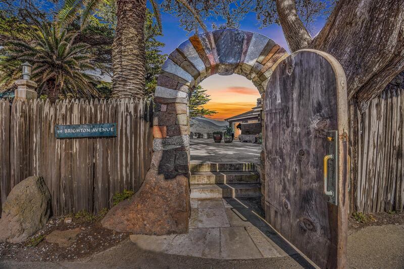 La casa de playa de Grace Slick, una cantante famosa de la época de los 60 y 70, puso a la venta a esta propiedad por casi 13 millones de dólares ¿Te interesa?