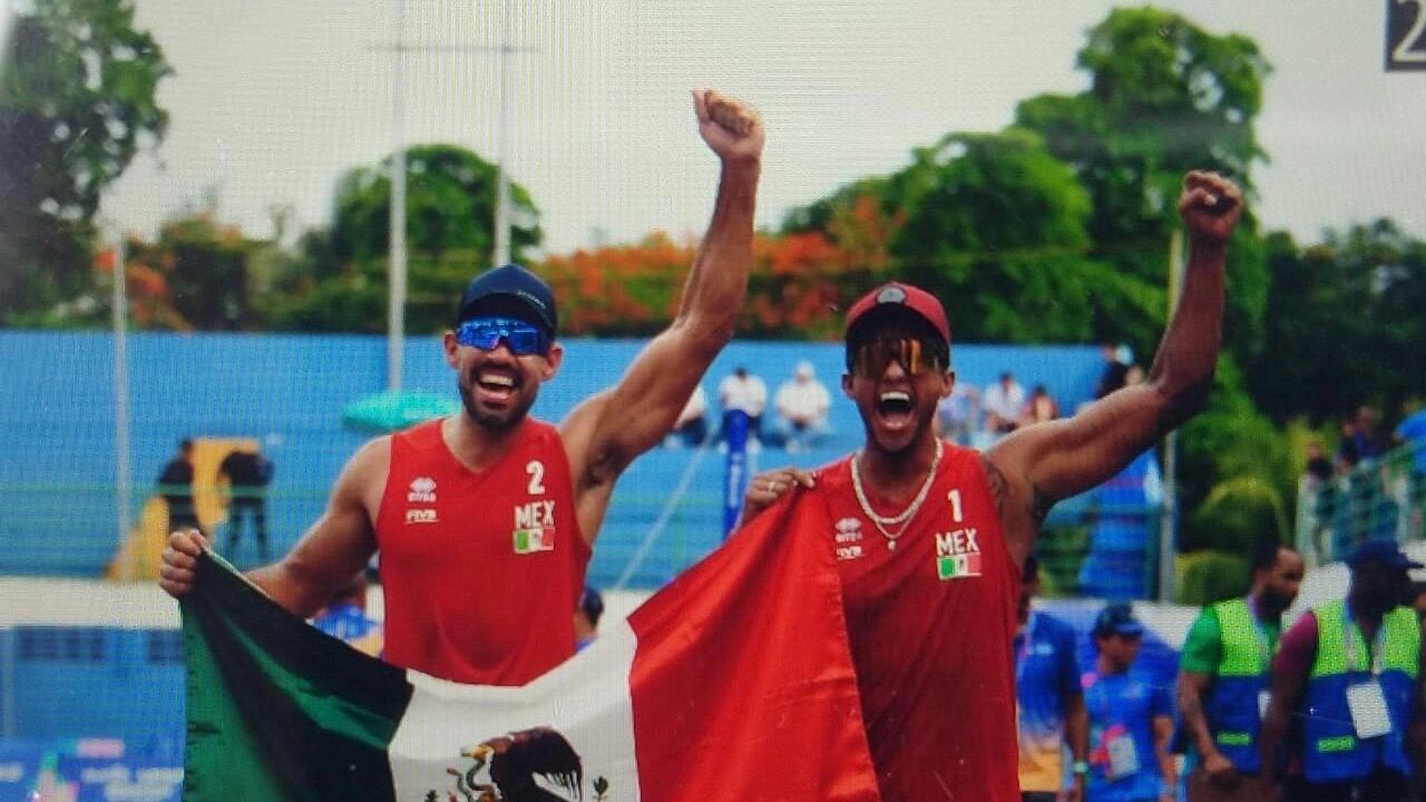 Miguel Sarabia y Juan Virgen celebran el oro en San Salvador I COM