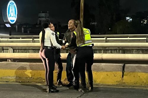 Dos policías viales impidieron que un hombre de 60 años se arrojara en desnivel de Lázaro Cárdenas