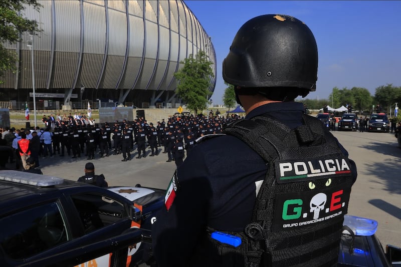 Dos binomios K-9 se desplegarán en el perímetro exterior del estadio para realizar recorridos de detección y disuasión.