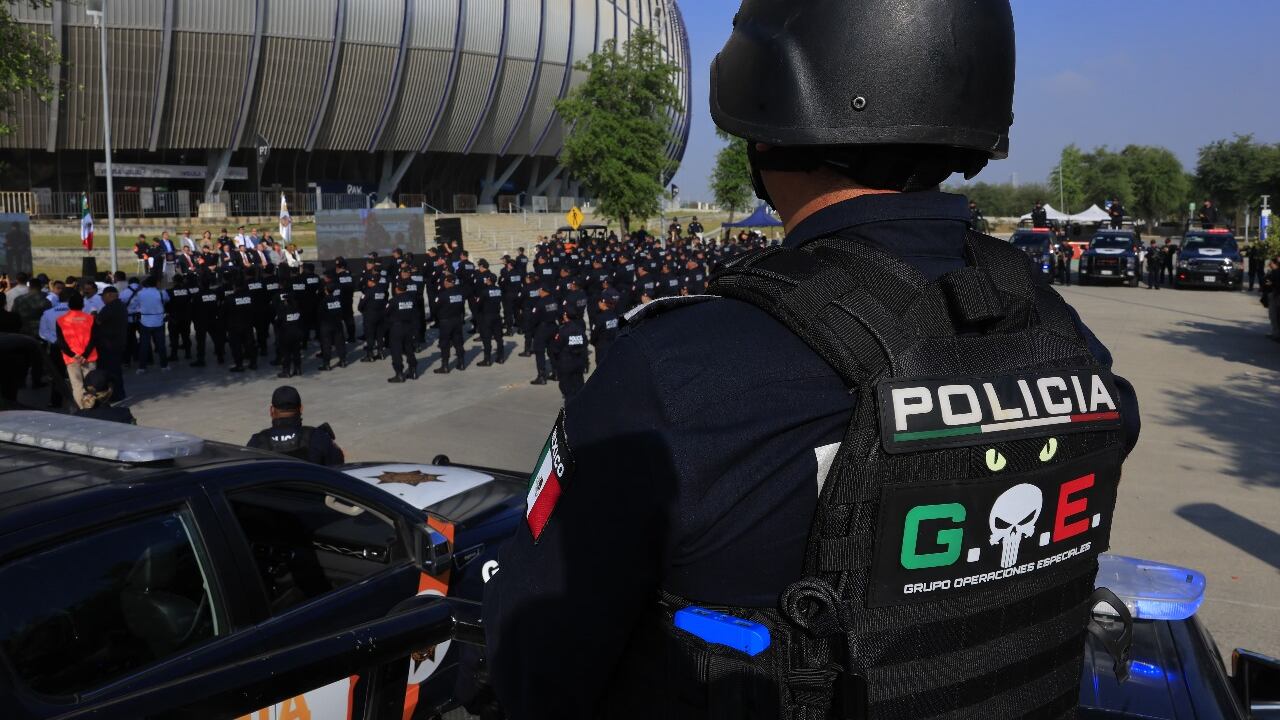 Dos binomios K-9 se desplegarán en el perímetro exterior del estadio para realizar recorridos de detección y disuasión.