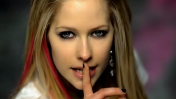 La canción ‘Girlfriend’ fue lanzada el 10 de febrero de 2007 como el primer sencillo de del tercer álbum de estudio de Avril Lavigne, titulado ‘The Best Damn Thing’.