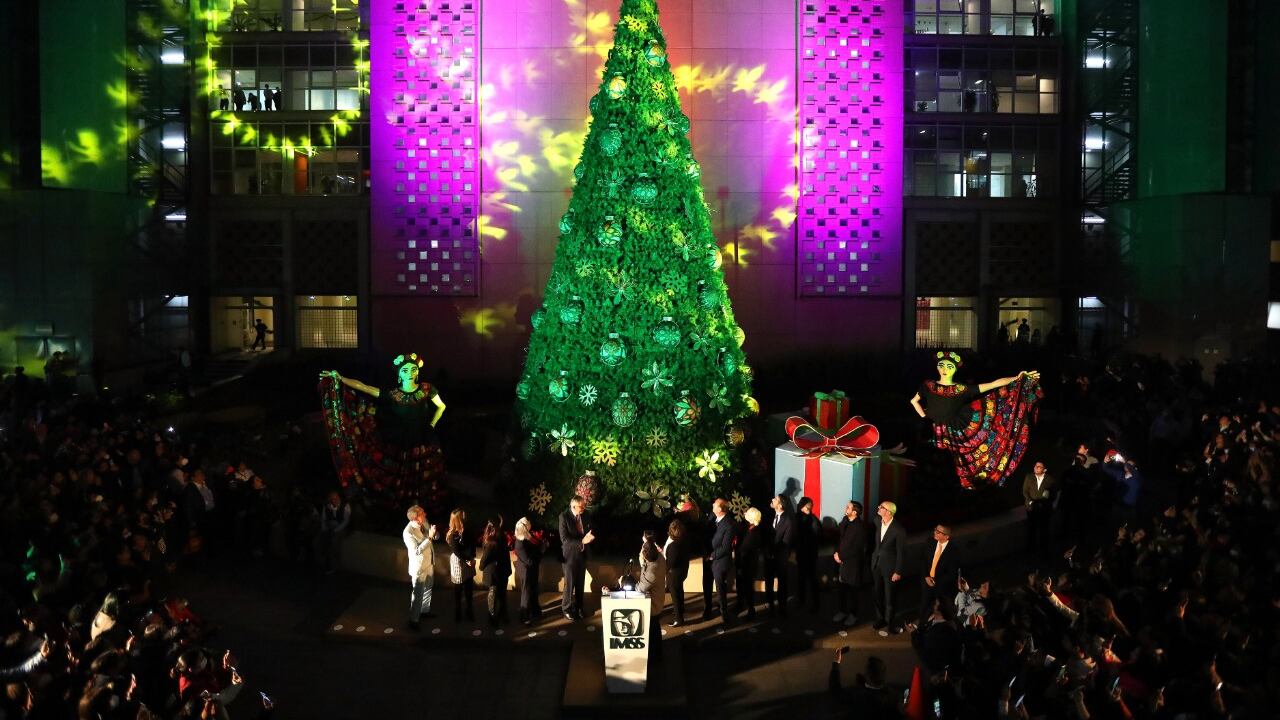 IMSS enciende árbol navideño