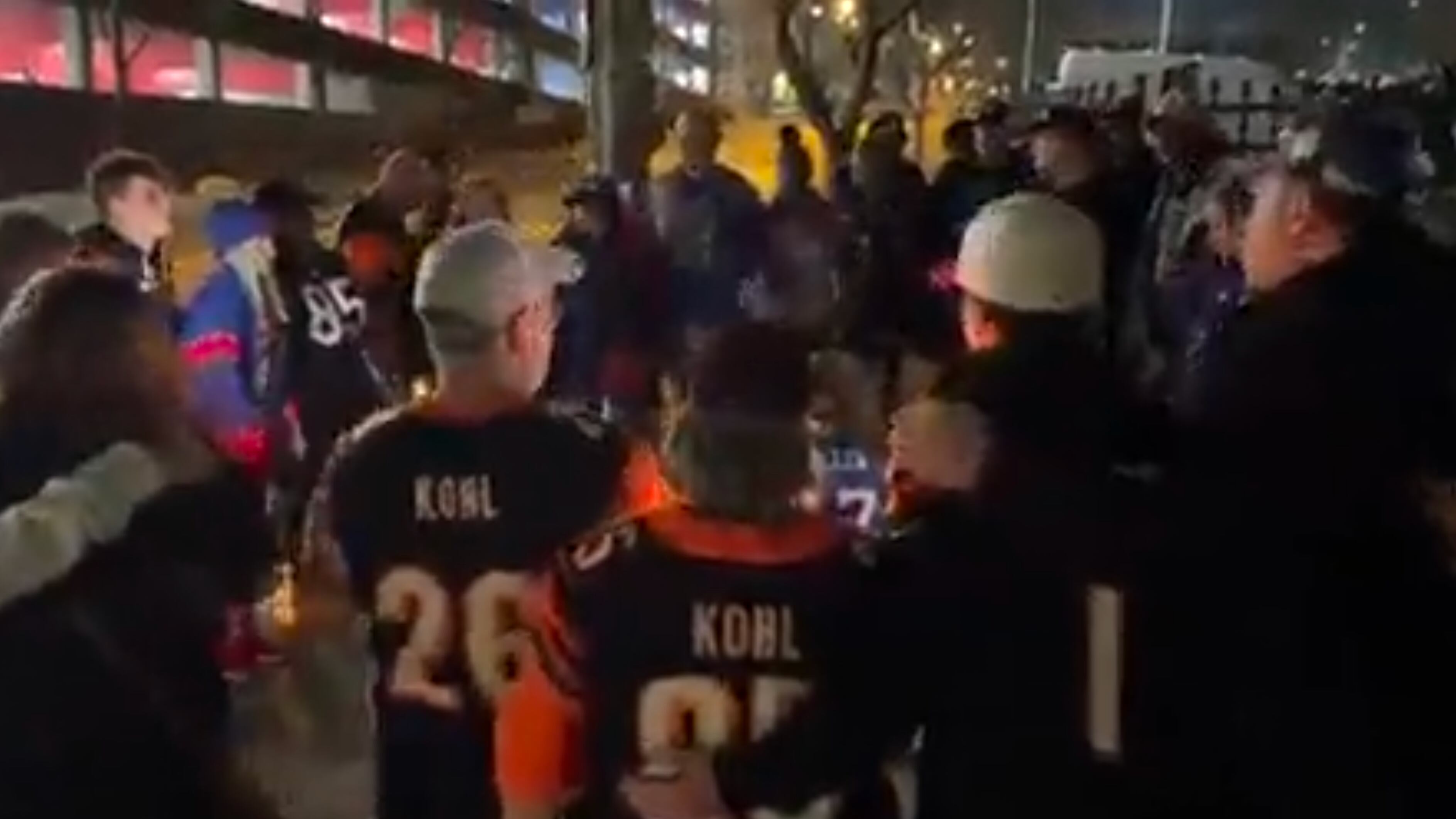 Afición de Buffalo Bills reza por la salud de Damar Hamlin.