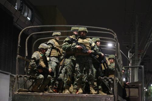 “La generación que le perdió el miedo al toque de queda”: el análisis de la BBC a “uno de los símbolos de la era Pinochet”