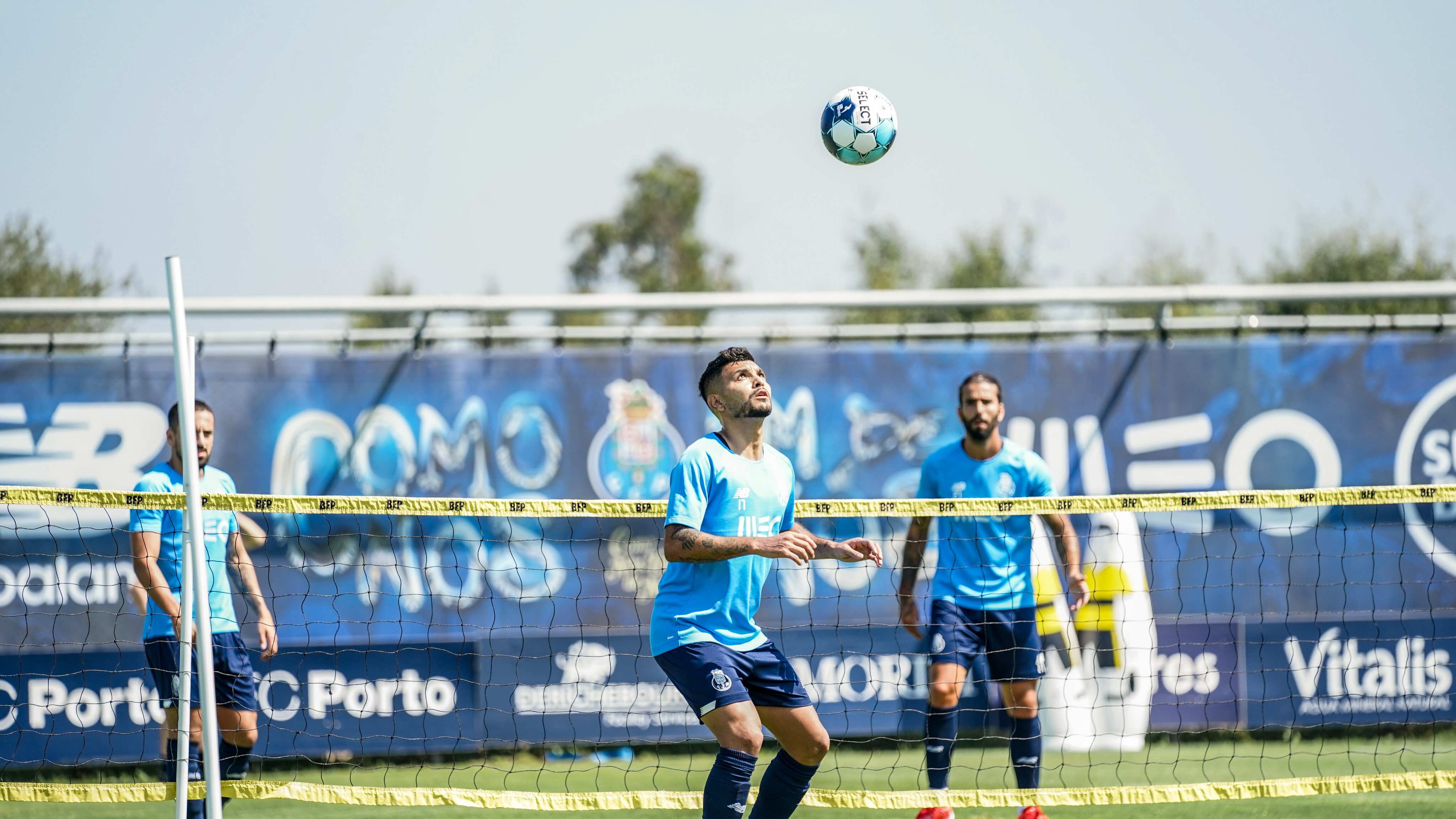 Sevilla revive interés por el Tecatito Corona
