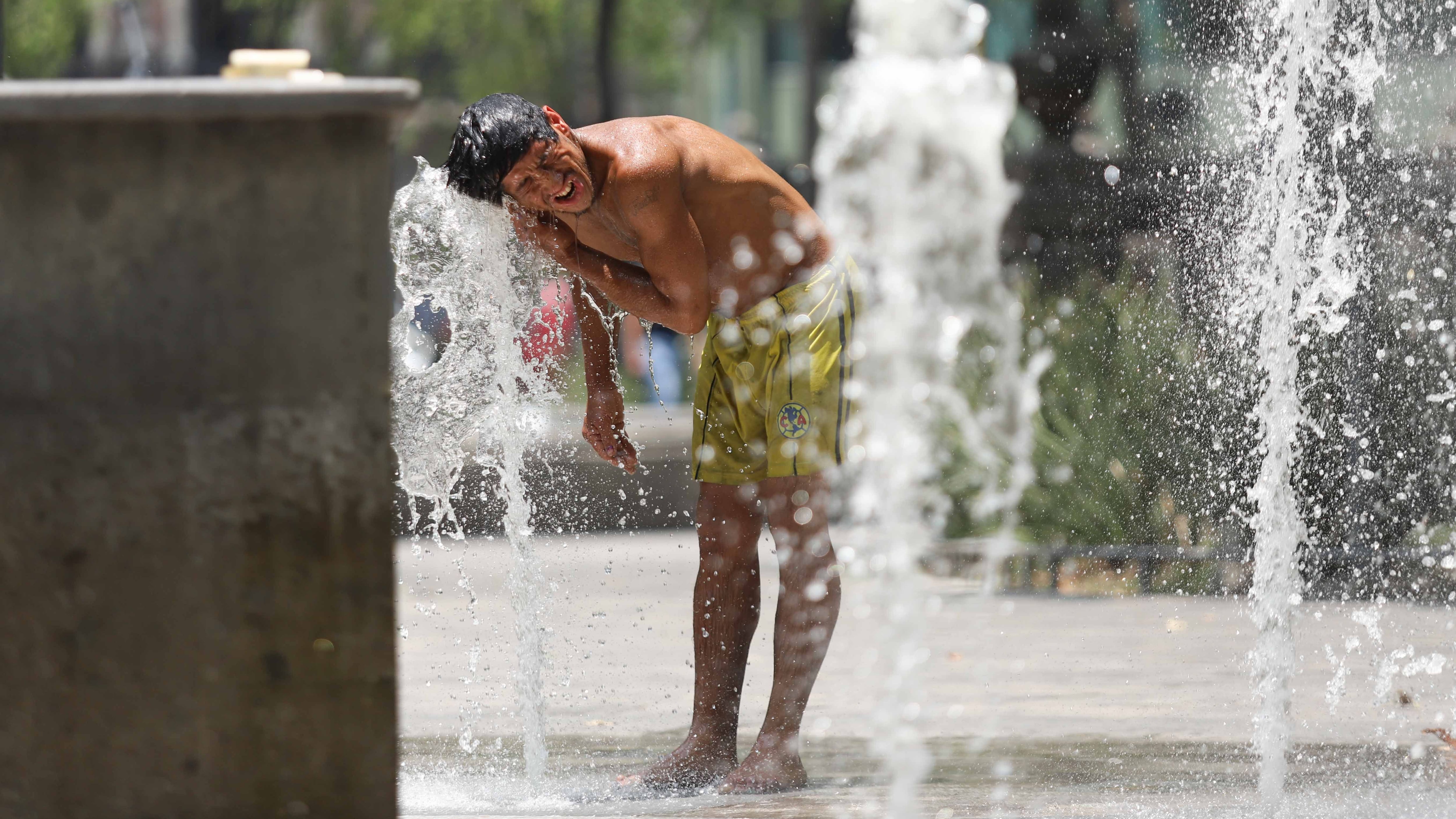 Hay que mantenerse fresco e hidratado para evitar un golpe de calor.
