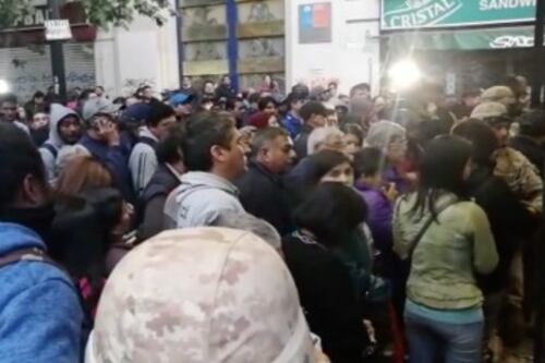 Caótica afluencia de pasajeros a estación U. de Chile del Metro de Santiago