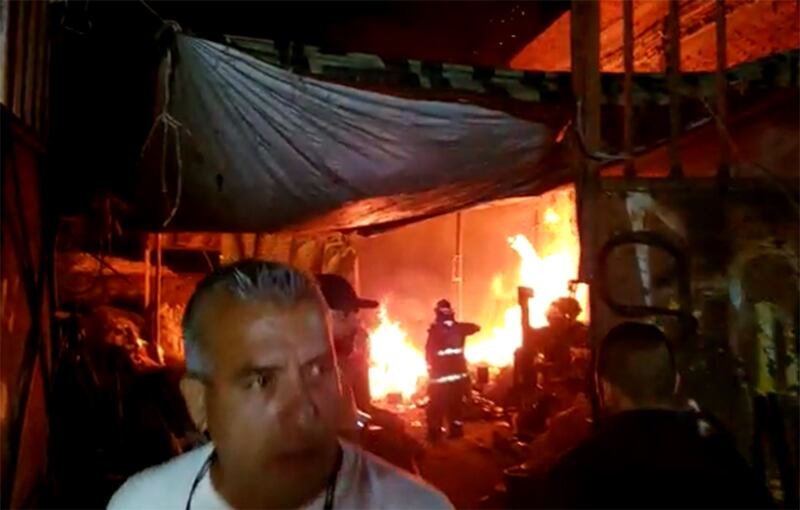 Incendio en una chatarrera en Guelatao y Josefa Ortíz de Domínguez.