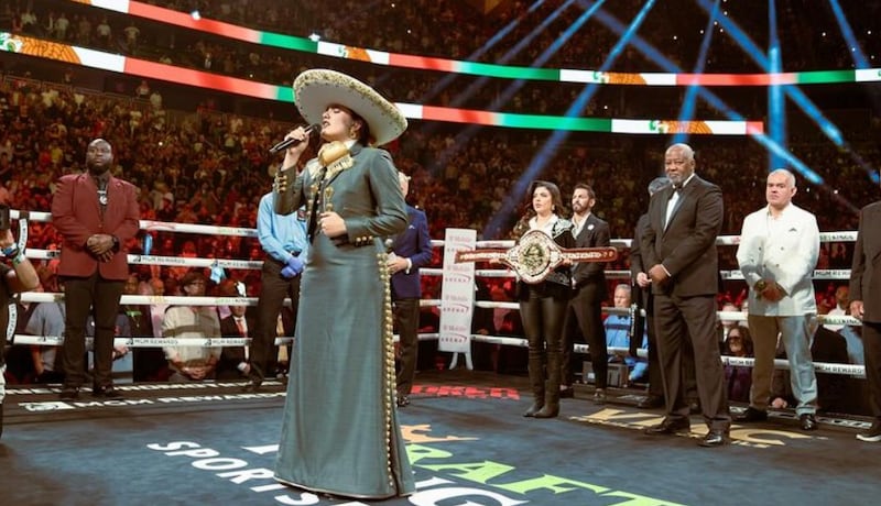 Camila Fernández entonó el Himno Nacional en la pelea del Canelo vs. Berlanga.