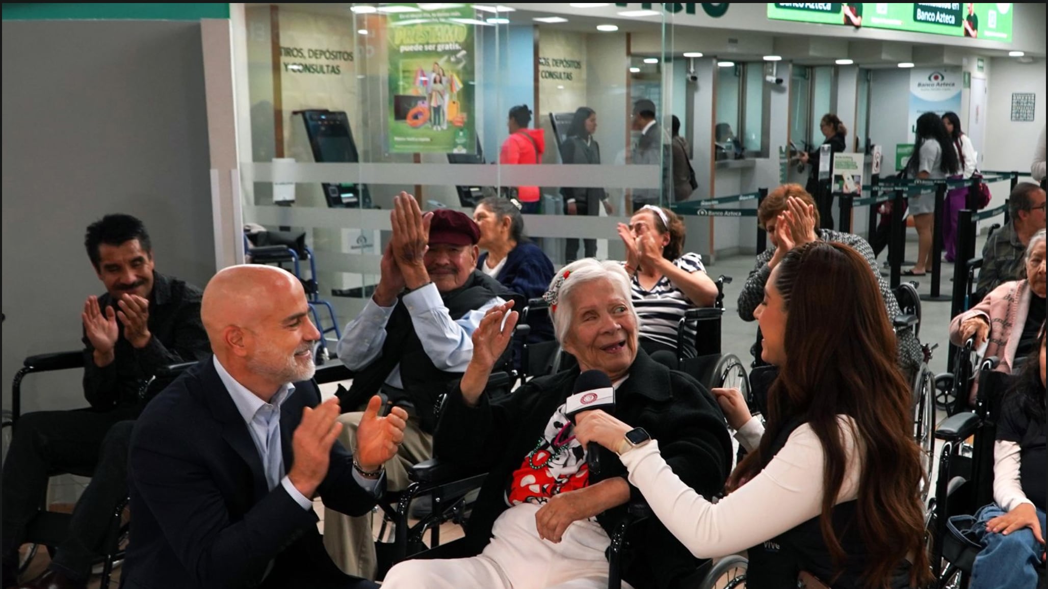 Banco Azteca donación de sillas de ruedas