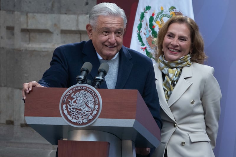 CIUDAD DE MÉXICO, 19DICIEMBRE2023.- El presidente Andrés Manuel López Obrado y Beatriz Gutiérrez Müller, investigadora y primera dama, durante la ceremonia de entrega del Premio Nacional del Deporte 2023 y Estímulo a las Delegaciones Mexicanas que participaron en los Juegos Panamericanos y Parapanamericanos 2023.