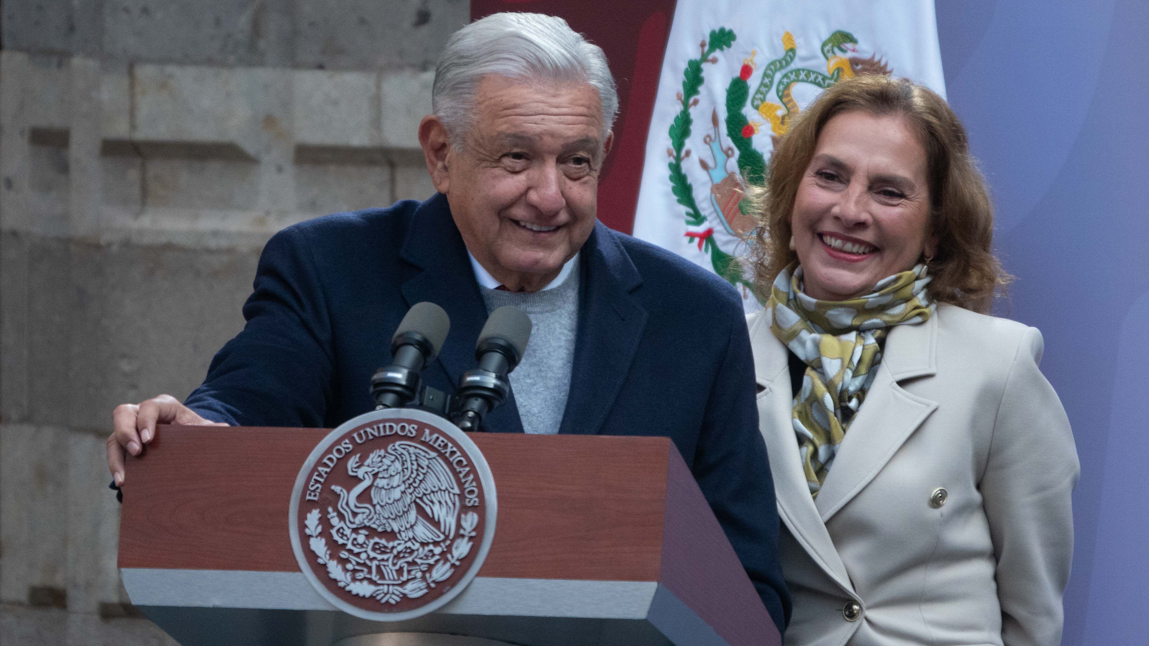 CIUDAD DE MÉXICO, 19DICIEMBRE2023.- El presidente Andrés Manuel López Obrado y Beatriz Gutiérrez Müller, investigadora y primera dama, durante la ceremonia de entrega del Premio Nacional del Deporte 2023 y Estímulo a las Delegaciones Mexicanas que participaron en los Juegos Panamericanos y Parapanamericanos 2023.