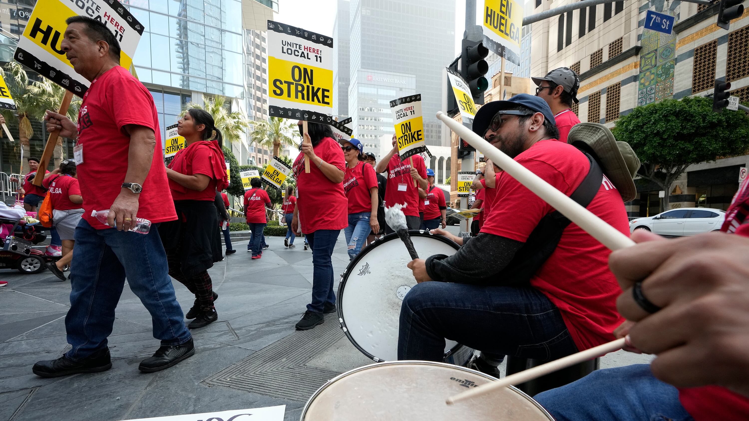 Trabajadores de hoteles en huelga se manifiestan frente al Hotel Intercontinental en el centro de Los Ángeles (AP).