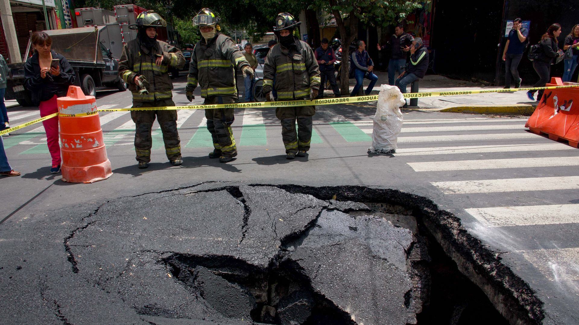 La sobreexplotación de los acuíferos en la CDMX favorece al hundimiento y fractura de tuberías.