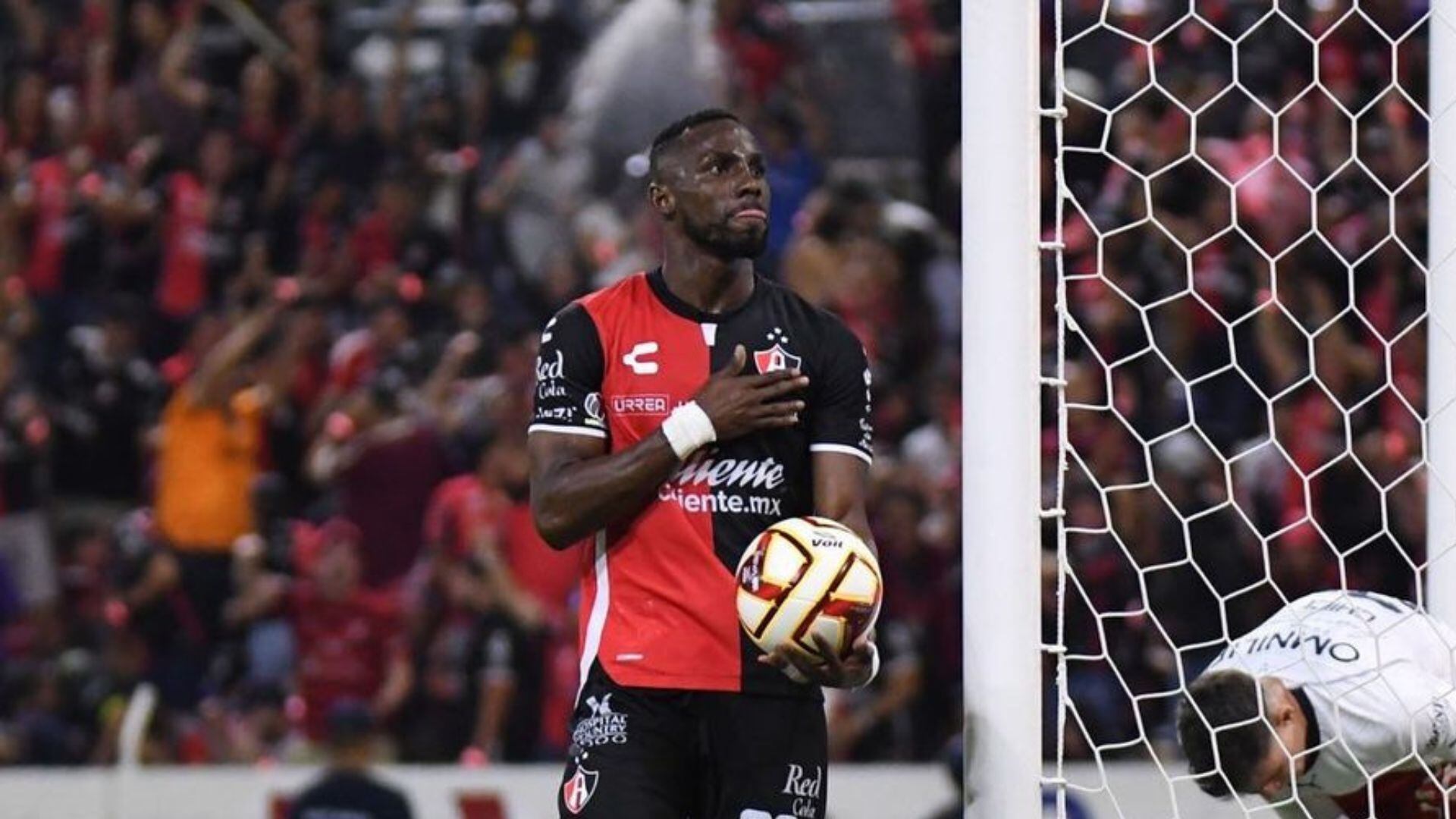 Julián Quiñones marcó un doblete en el 'Clásico Tapatío'.